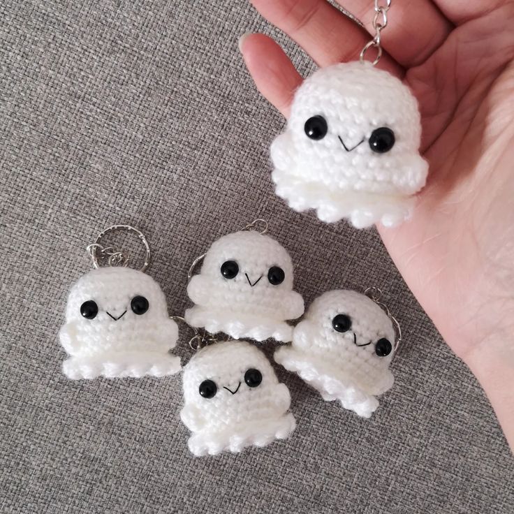 Handmade Crochet Cute Ghost Keychain – Spooky Sweet Charm 👻